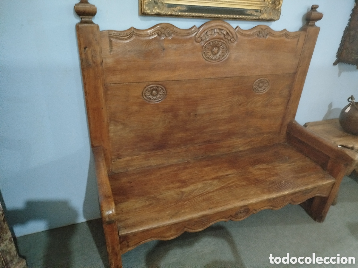 Antig&uuml;edades: Esca&ntilde;o de madera de pino tallado - Foto 1
