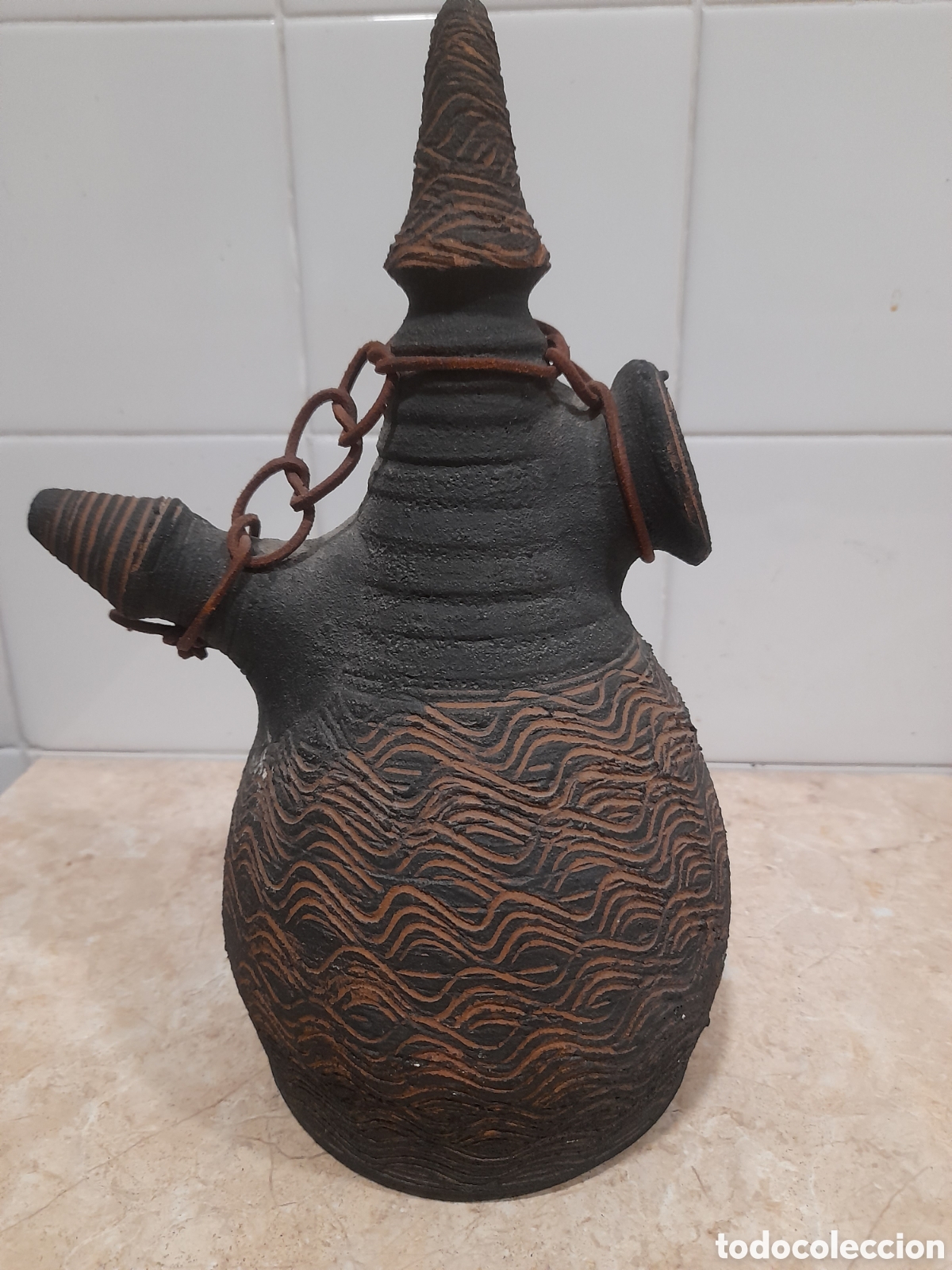 Antig&uuml;edades: Precioso pieza de cer&aacute;mica, firmado por Lola, Bu&ntilde;o mide 27 cm de altura