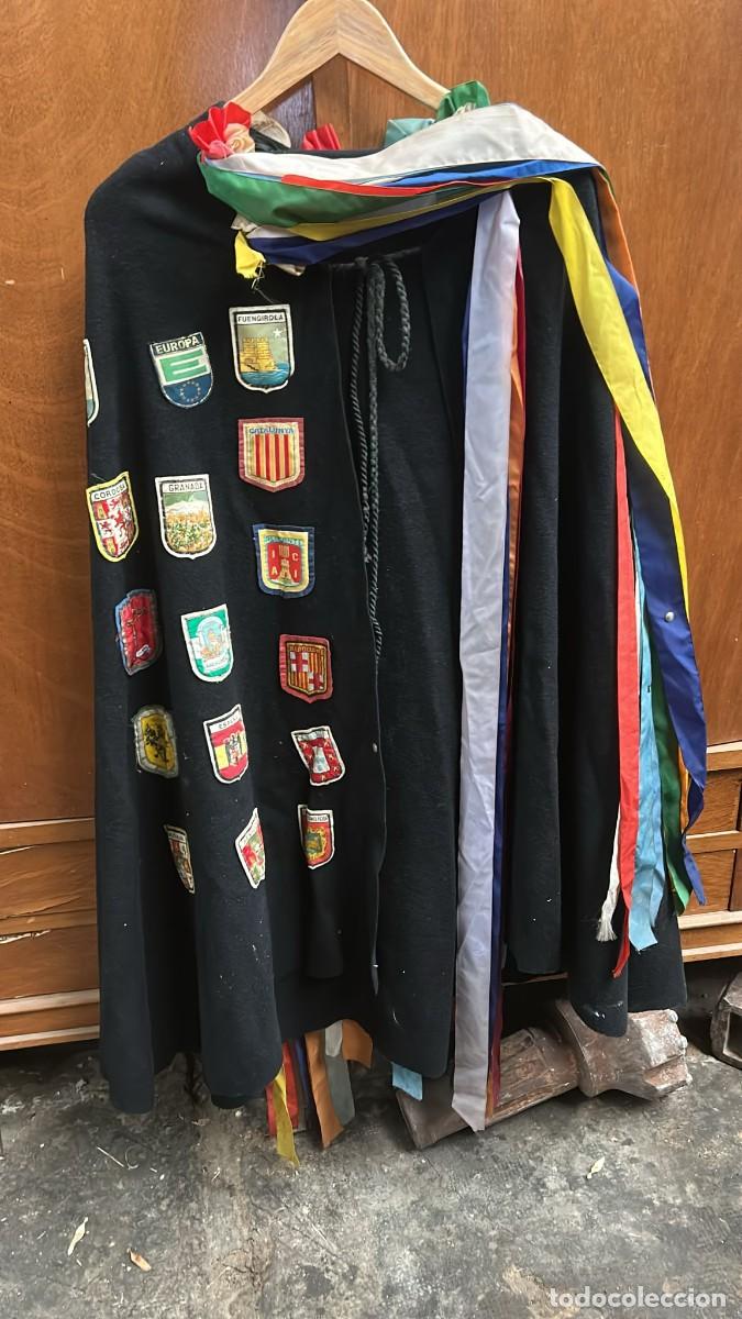 Antig&uuml;edades: CAPA ANTIGUA DE TUNO CON PARCHES Y CINTAS DEDICATORIAS