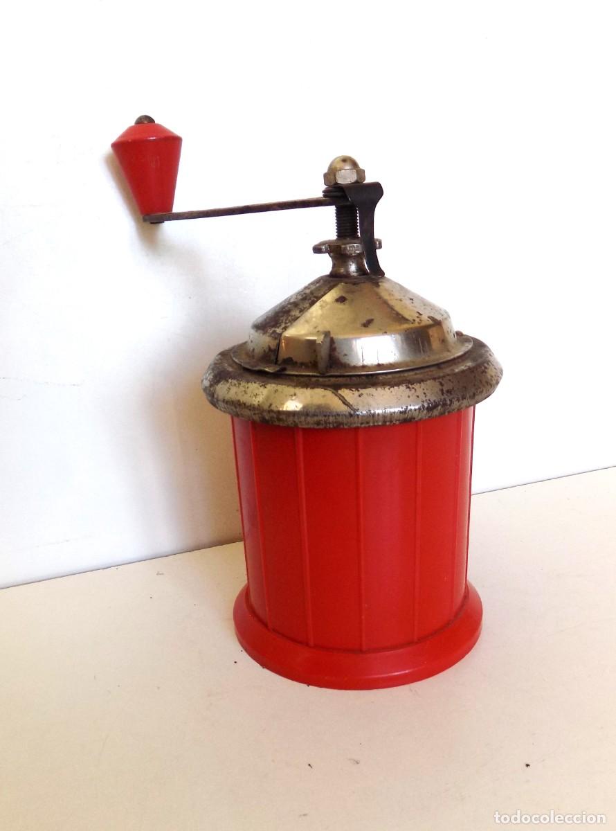 Antig&uuml;edades: MOLINILLO DE CAF&Eacute; MARCA MOLIPLAST. MODELO ROJO. ESPA&Ntilde;A. CA. 1950/60