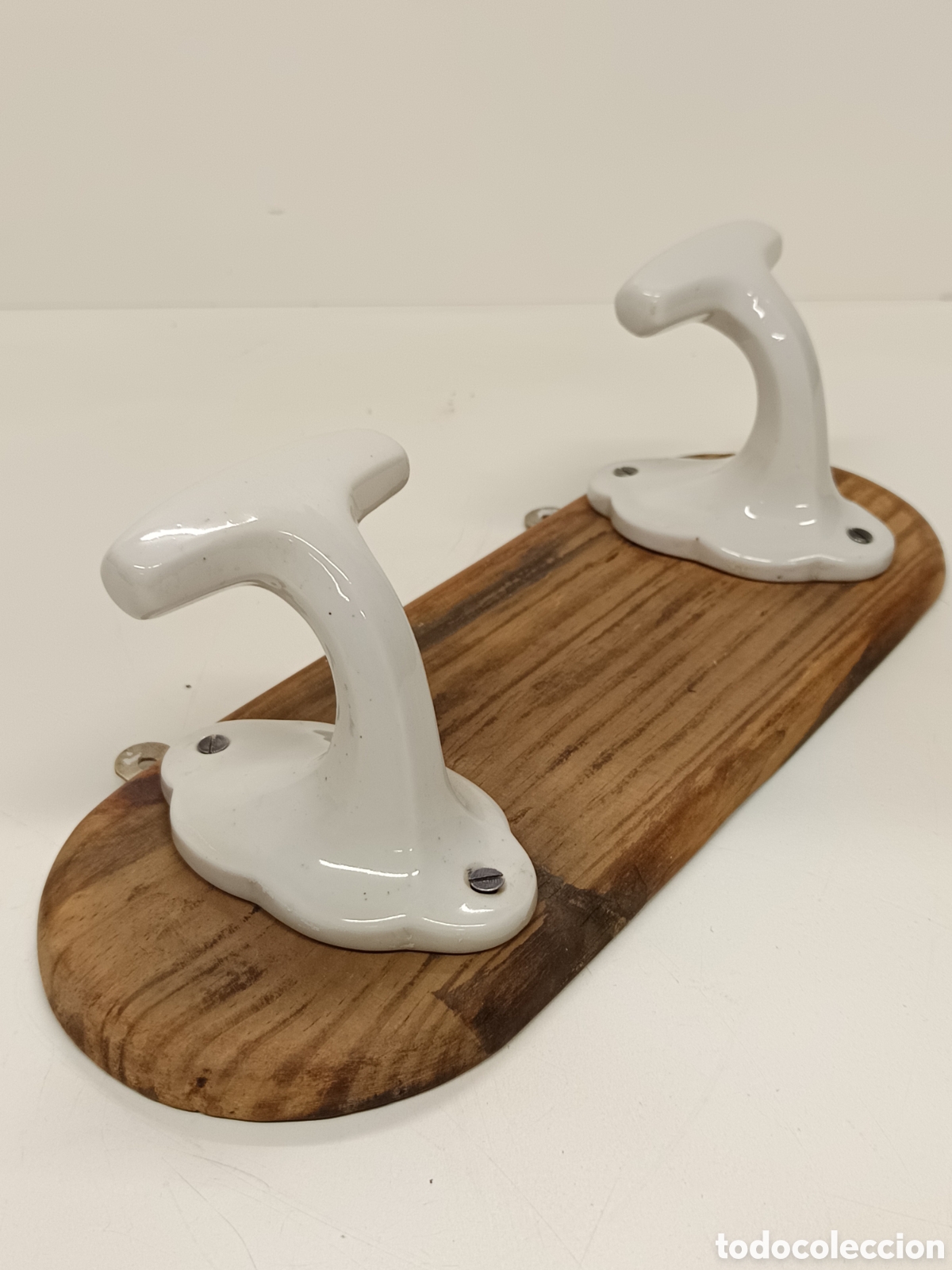 Antig&uuml;edades: Perchero porcelana base madera - Foto 2