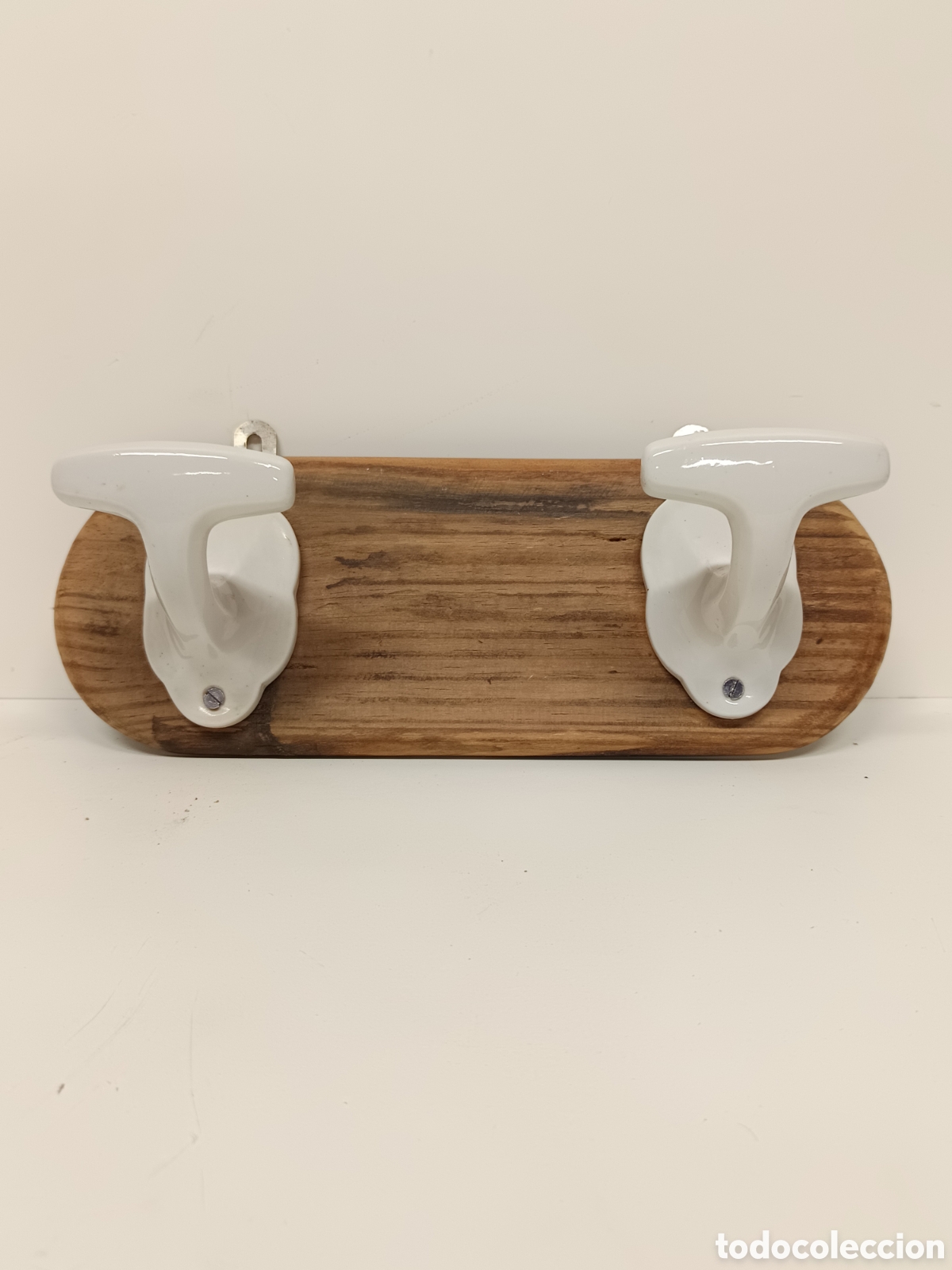 Antig&uuml;edades: Perchero porcelana base madera - Foto 1