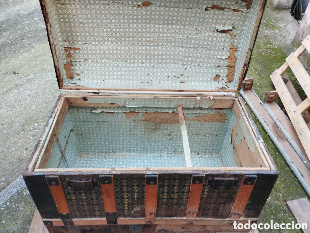 Antig&uuml;edades: Lote de dos ba&uacute;les de madera y laton - Foto 1