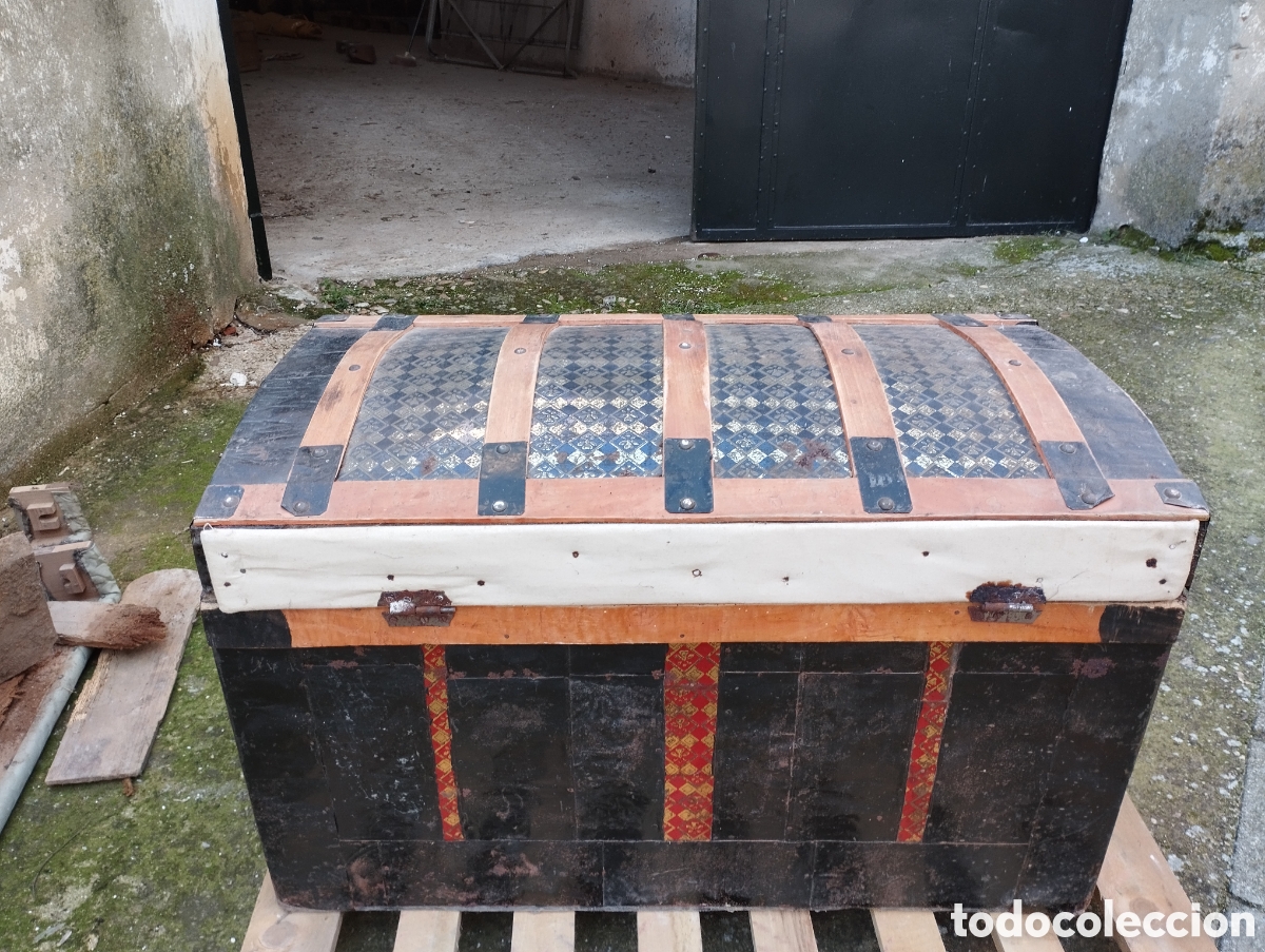 Antig&uuml;edades: Lote de dos ba&uacute;les de madera y laton - Foto 3