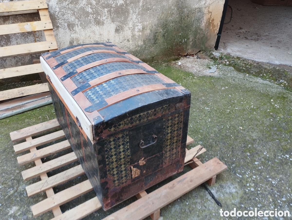 Antig&uuml;edades: Lote de dos ba&uacute;les de madera y laton - Foto 4