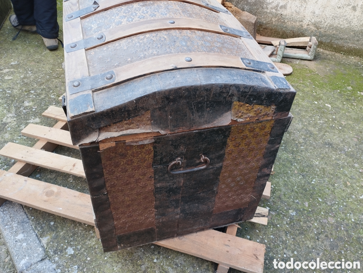 Antig&uuml;edades: Lote de dos ba&uacute;les de madera y laton - Foto 6