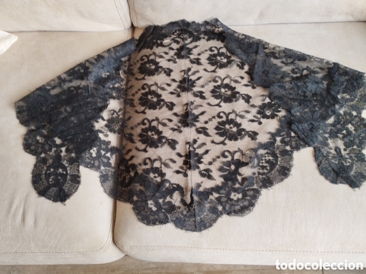 Antig&uuml;edades: * MANTILLA TRIANGULAR. (Rf:300/*) - Foto 1