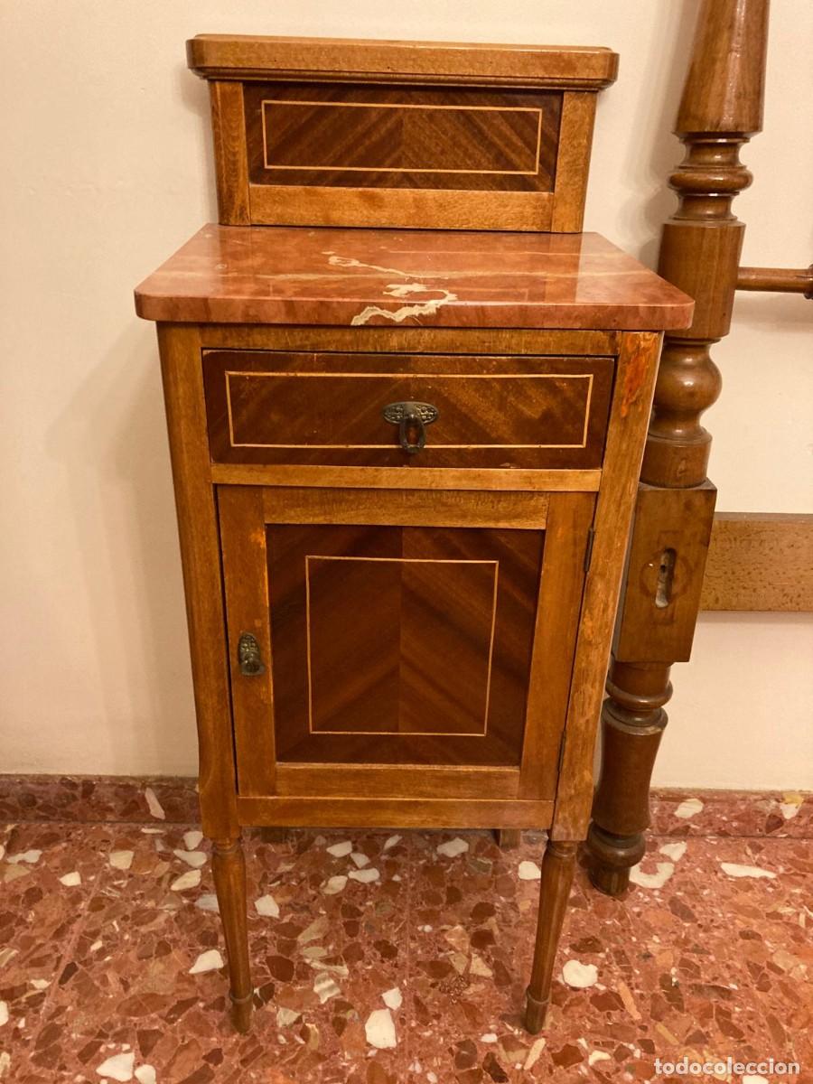 Antig&uuml;edades: Mesita de madera y m&aacute;rmol alta - Foto 1