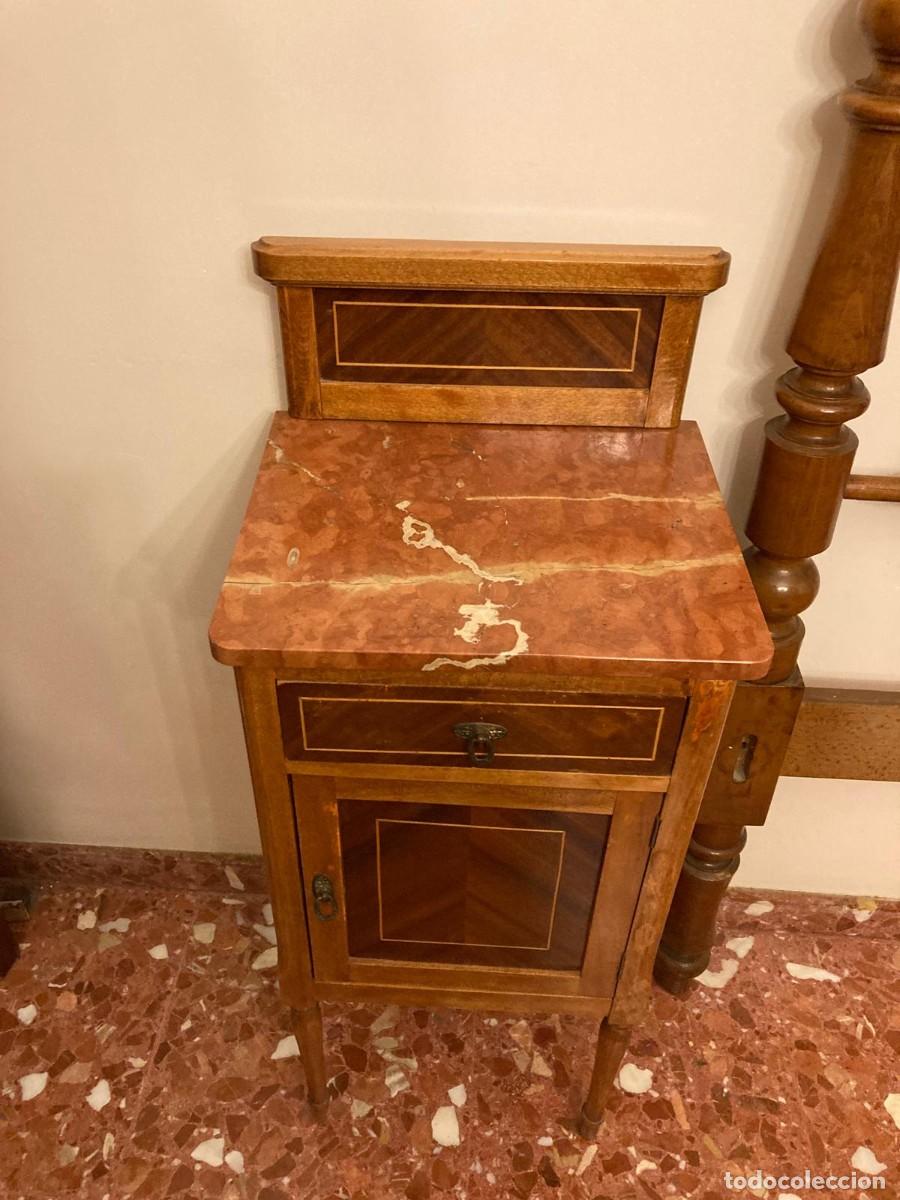 Antig&uuml;edades: Mesita de madera y m&aacute;rmol alta - Foto 2