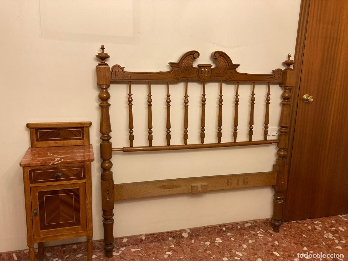Antig&uuml;edades: Mesita de madera y m&aacute;rmol alta - Foto 3