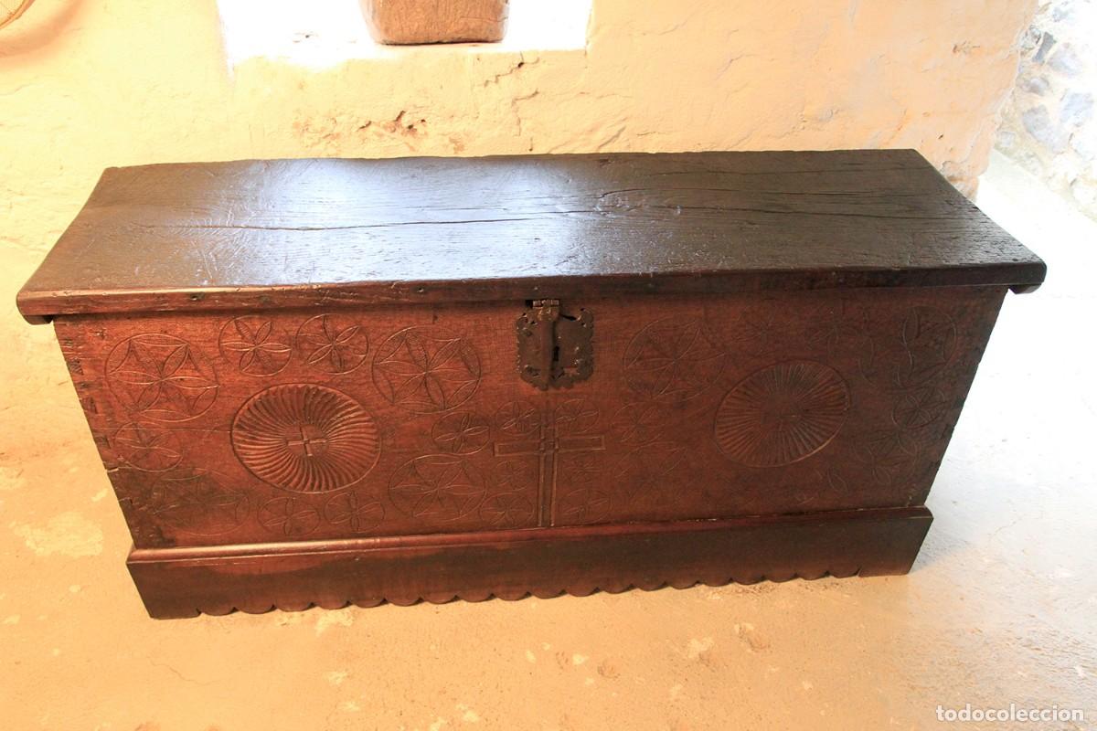 Antig&uuml;edades: Arc&oacute;n antiguo de madera labrada. - Foto 1