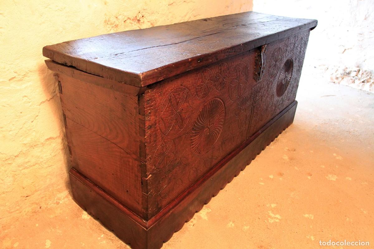 Antig&uuml;edades: Arc&oacute;n antiguo de madera labrada. - Foto 2
