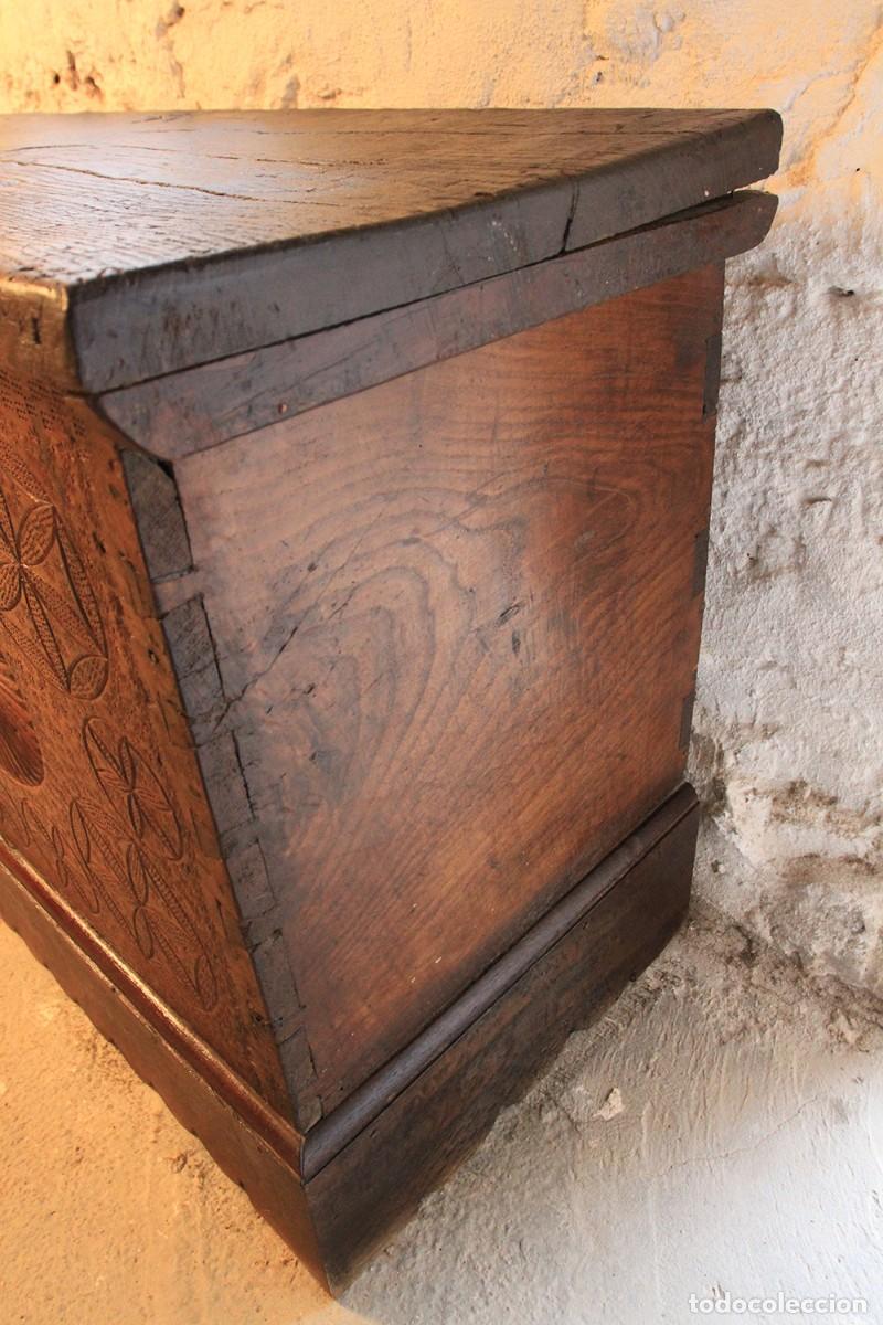 Antig&uuml;edades: Arc&oacute;n antiguo de madera labrada. - Foto 3