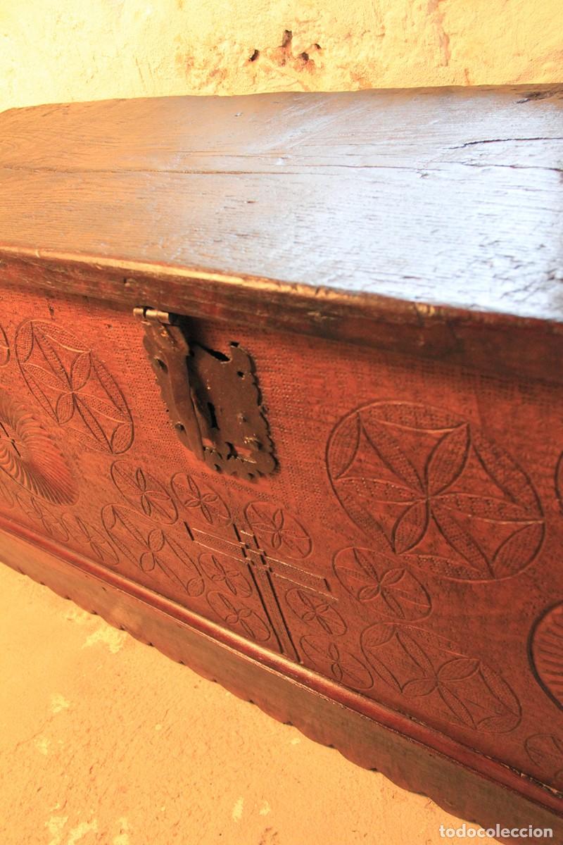 Antig&uuml;edades: Arc&oacute;n antiguo de madera labrada. - Foto 4