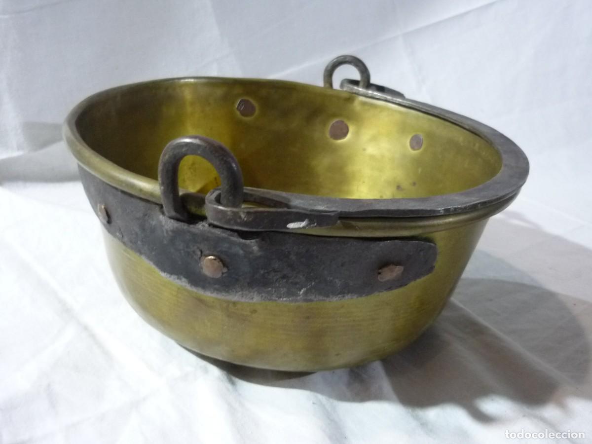 Antig&uuml;edades: Pareja de calderos de bronce e hierro forjado - Foto 5