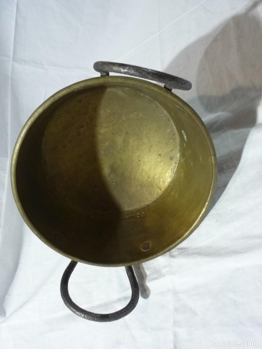 Antig&uuml;edades: Pareja de calderos de bronce e hierro forjado - Foto 9