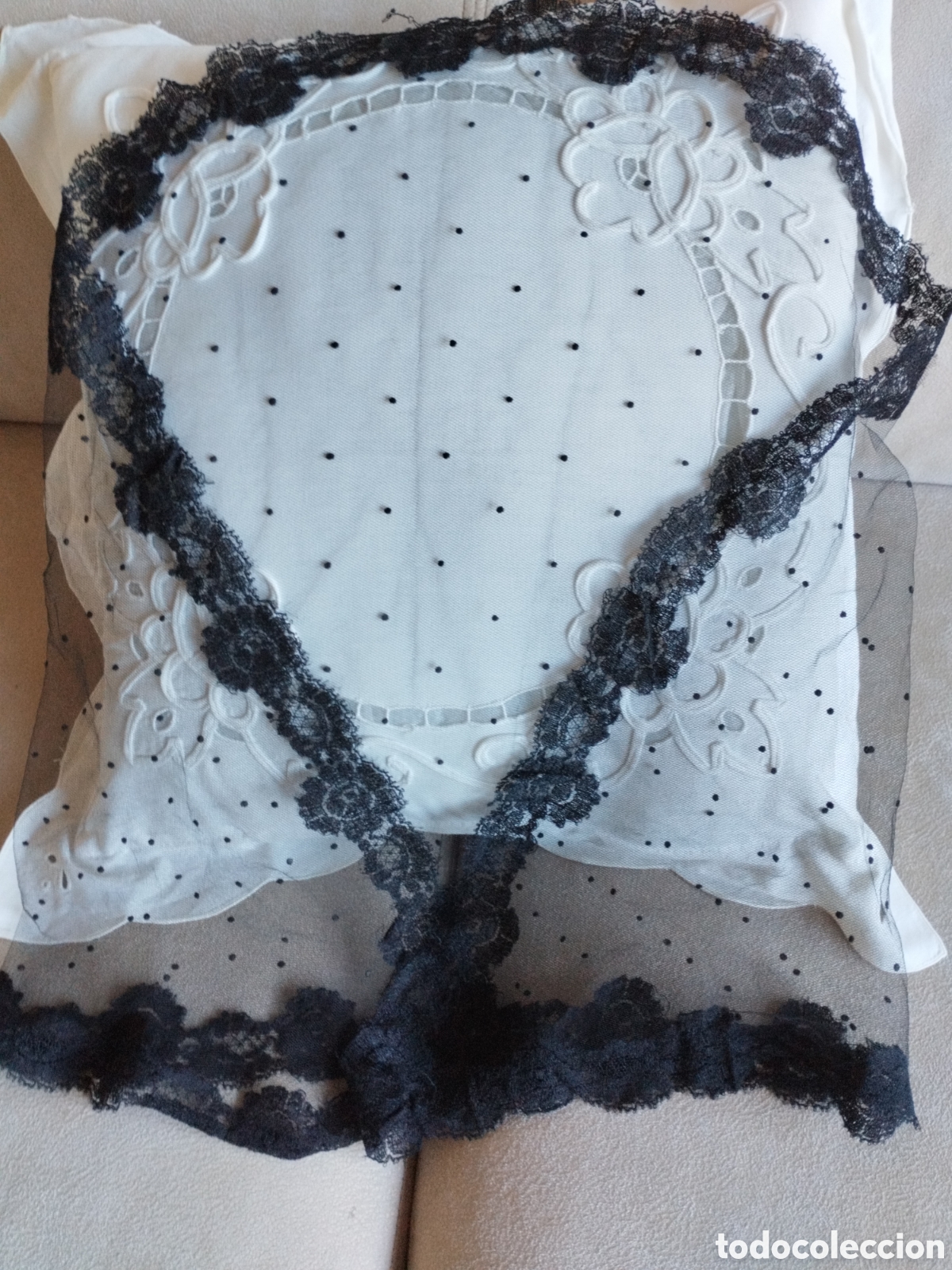 Antig&uuml;edades: *MANTILLA TRIANGULAR.(Rf:329/a) - Foto 1