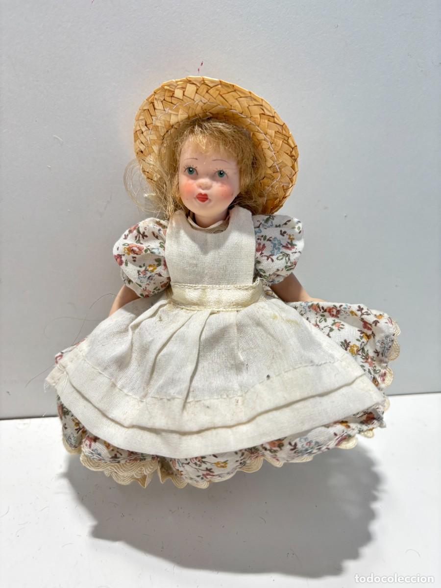 Antig&uuml;edades: ANTIGUA MUÑECA PORCELANA TRAJE TIPICO