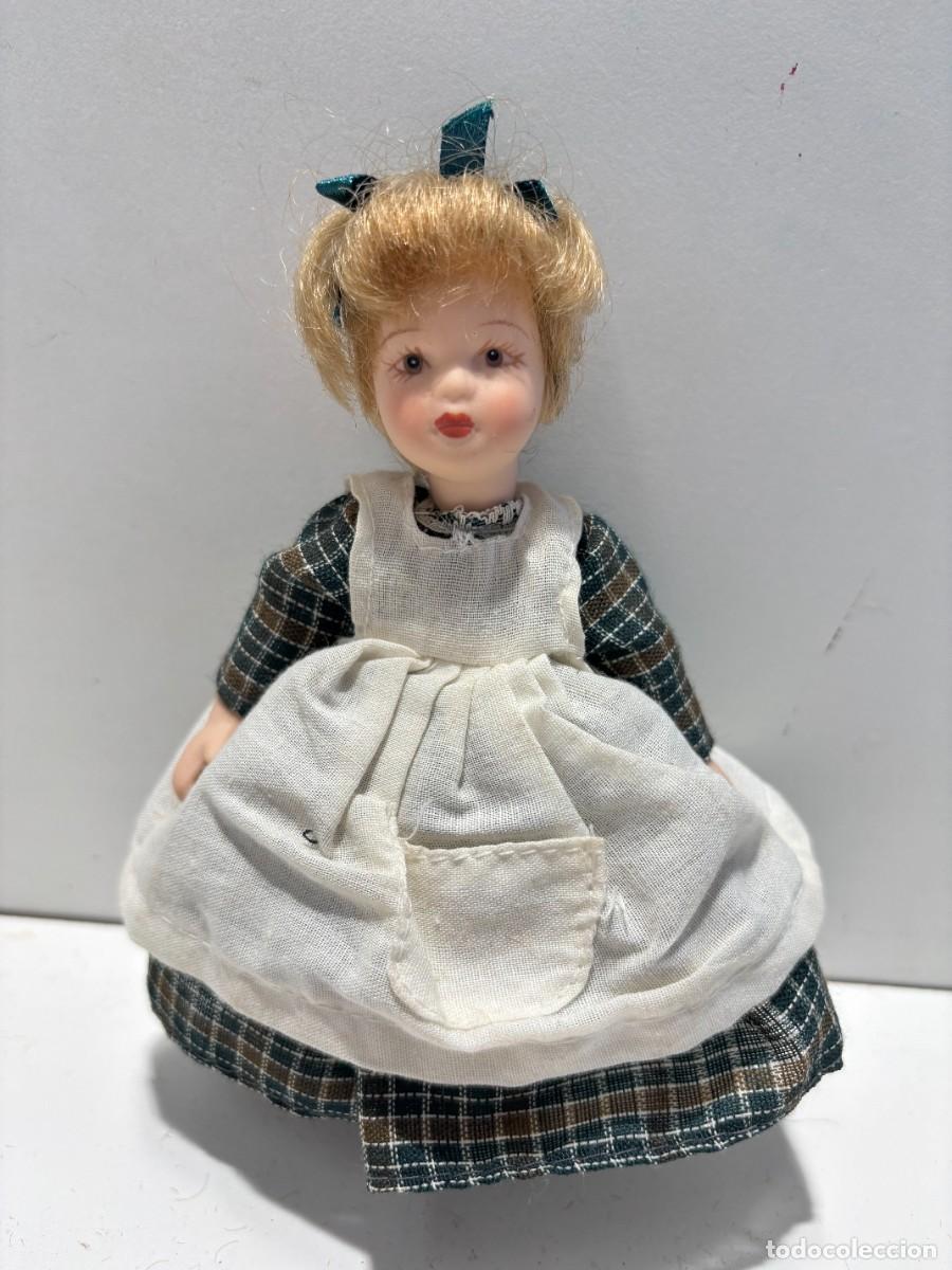 Antig&uuml;edades: ANTIGUA MUÑECA PORCELANA TRAJE TIPICO