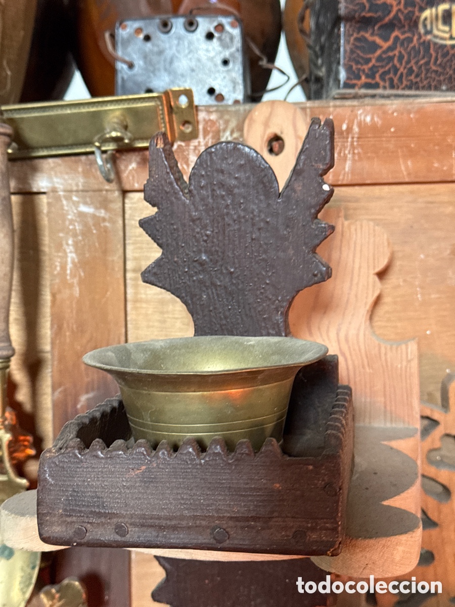 Antig&uuml;edades: Almirez o mortero de bronce con su mano con porta almireces de madera