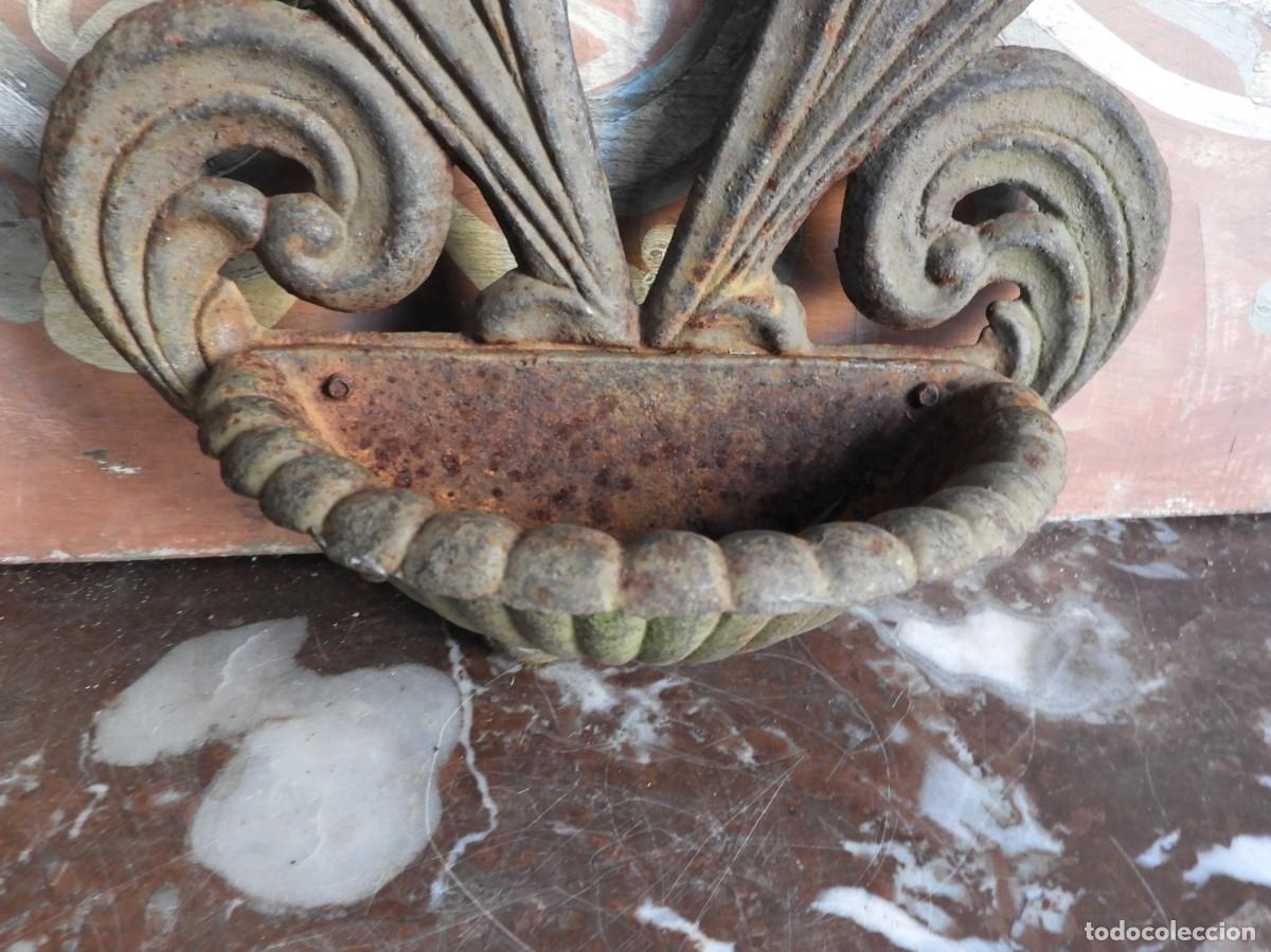 Antig&uuml;edades: BENDITERA DE HIERRO EN TONO OXIDO - Foto 3