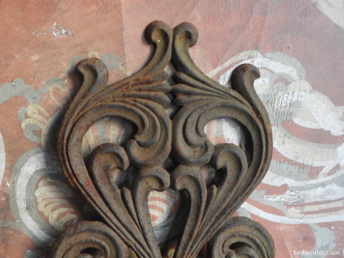 Antig&uuml;edades: BENDITERA DE HIERRO EN TONO OXIDO - Foto 5