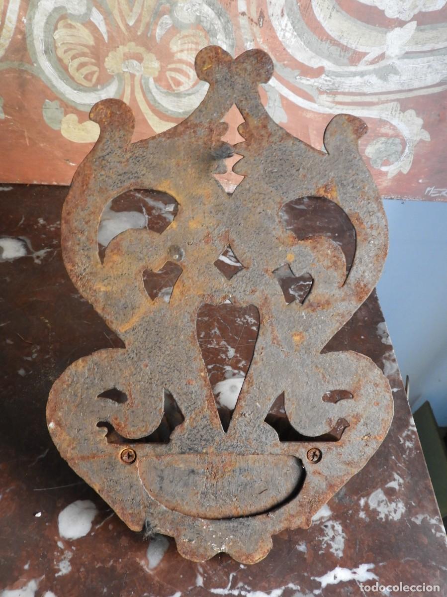 Antig&uuml;edades: BENDITERA DE HIERRO EN TONO OXIDO - Foto 6