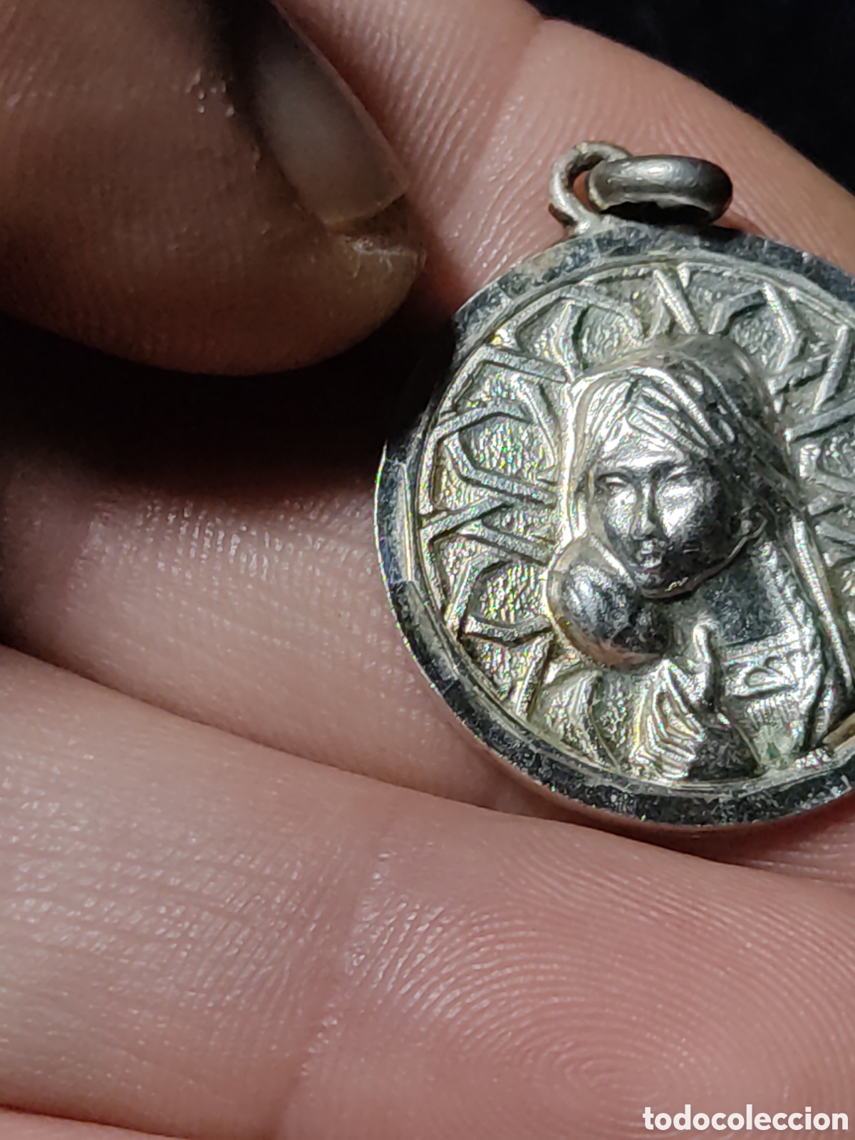 Antig&uuml;edades: Medalla plateada de la virgen ni&ntilde;a. - Foto 2