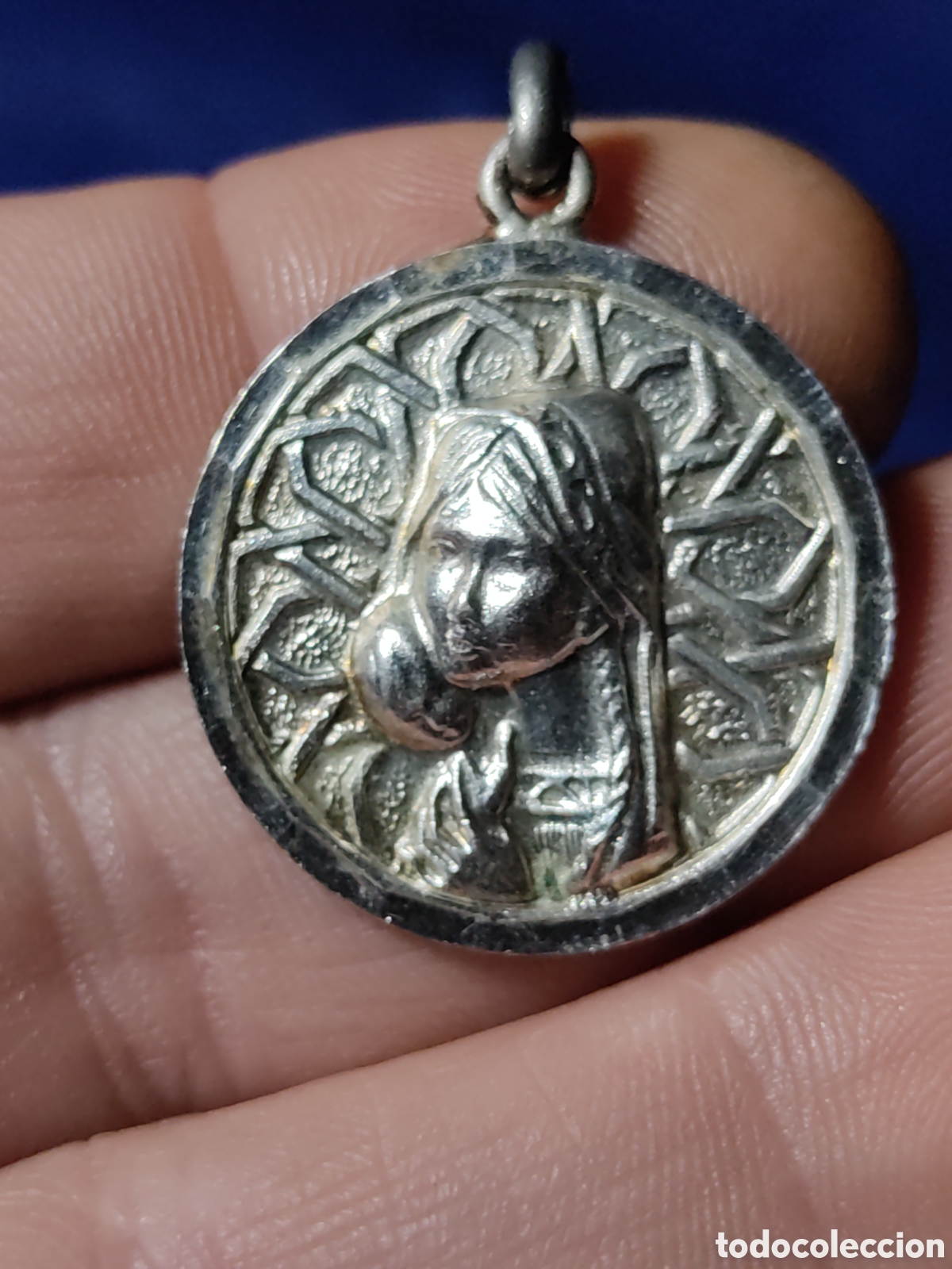Antig&uuml;edades: Medalla plateada de la virgen ni&ntilde;a. - Foto 3