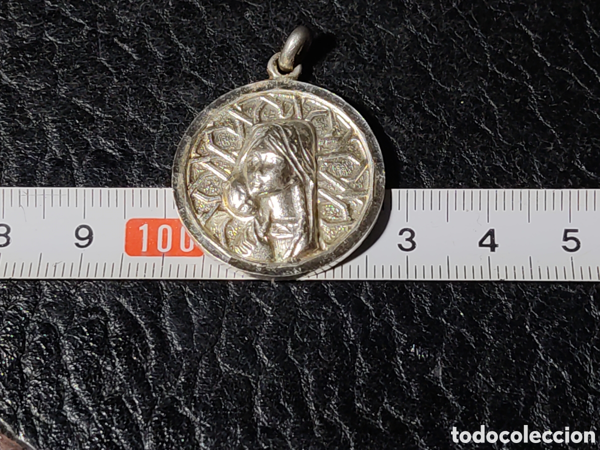 Antig&uuml;edades: Medalla plateada de la virgen ni&ntilde;a. - Foto 1
