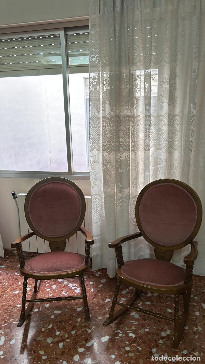 Antig&uuml;edades: Dos mecedoras de madera tapizadas - Foto 1