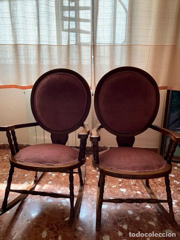 Antig&uuml;edades: Dos mecedoras de madera tapizadas - Foto 3