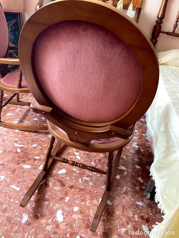 Antig&uuml;edades: Dos mecedoras de madera tapizadas - Foto 4