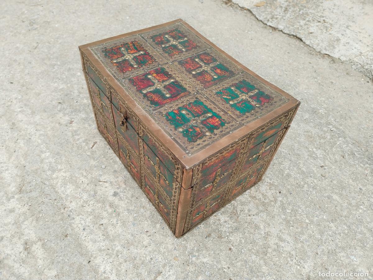 Antig&uuml;edades: caja secrete, cofre con tachuelas - Foto 3