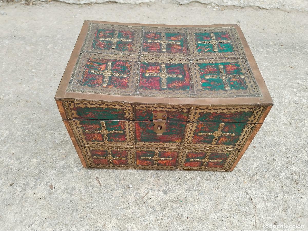 Antig&uuml;edades: caja secrete, cofre con tachuelas - Foto 1