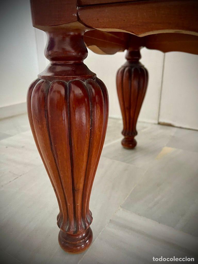 Antig&uuml;edades: Mesa de centro en madera con tapa de m&aacute;rmol. - Foto 2