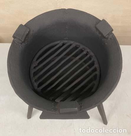 Antig&uuml;edades: Brasero alto con tripode para cocinar - Foto 4