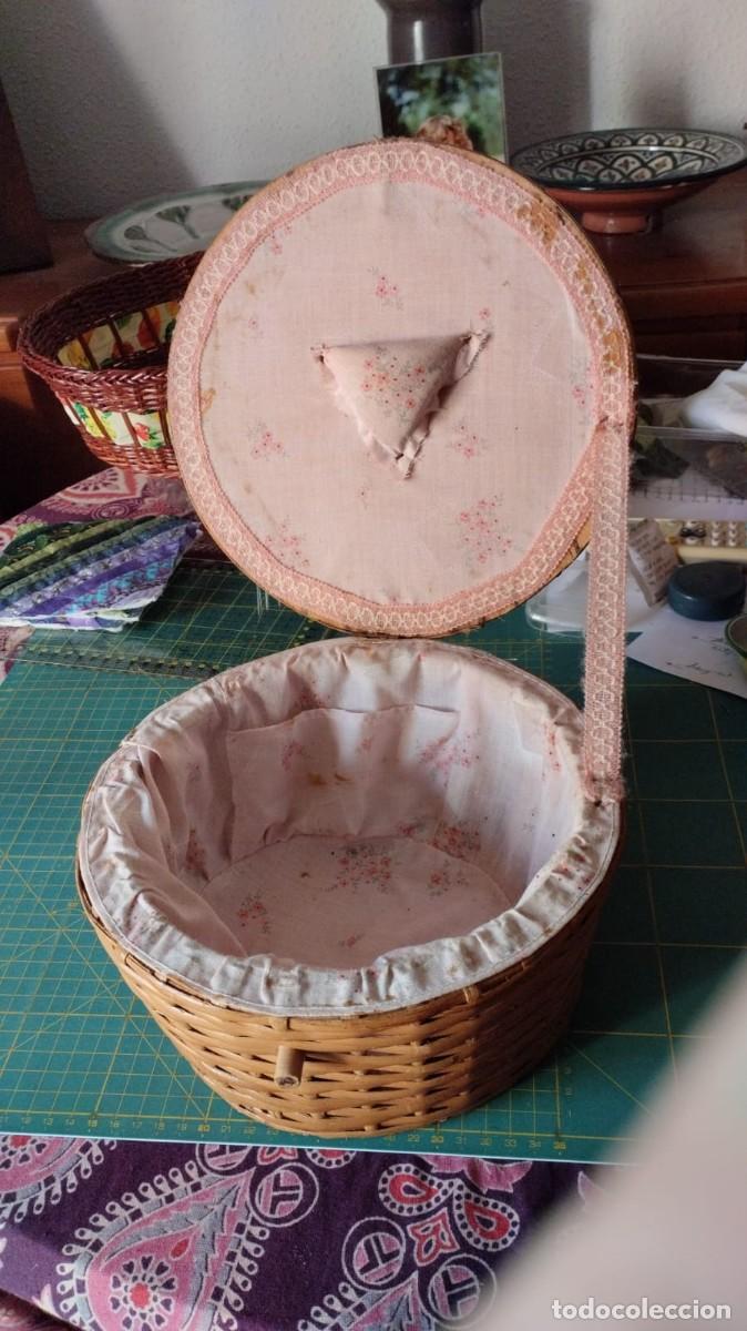 Antig&uuml;edades: Costurero de mimbre antiguo - Foto 1