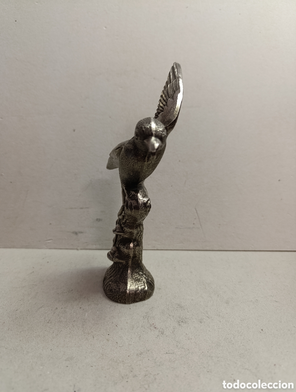 Antig&uuml;edades: PAJARO SOBRE TRONCO, EN METAL. - Foto 2
