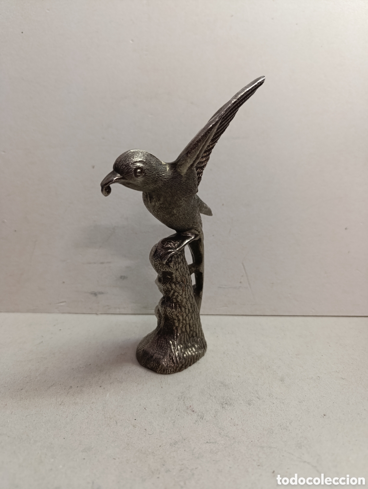 Antig&uuml;edades: PAJARO SOBRE TRONCO, EN METAL. - Foto 1