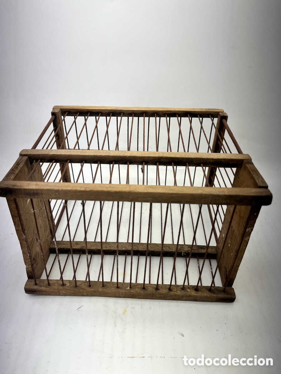 Antig&uuml;edades: Jaula de p&aacute;jaros fabricada en madera y hierro. - Foto 2