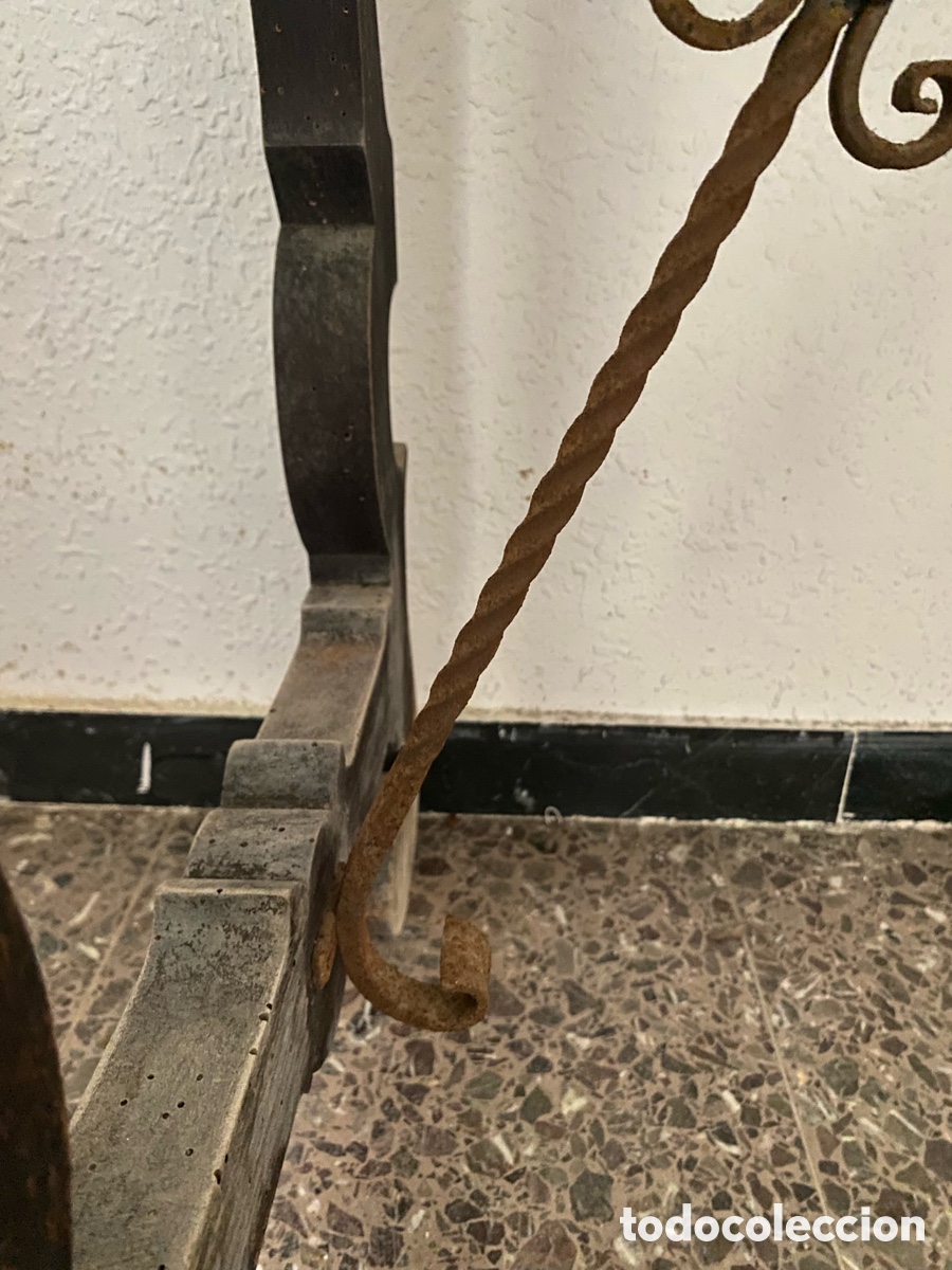 Antig&uuml;edades: Mesa madera con pata de lora siglo XIX. - Foto 6