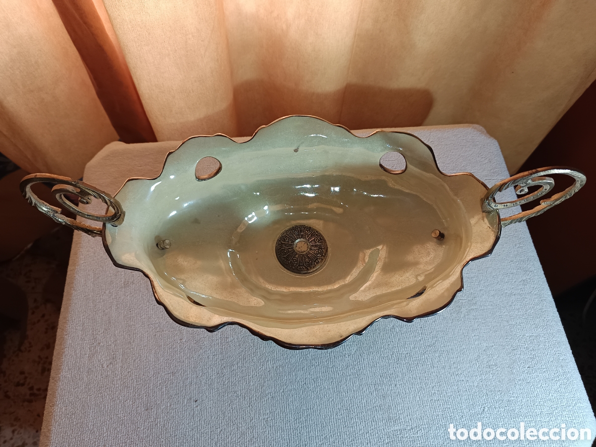 Antig&uuml;edades: antiguo centro de mesa en porcelana y bronce. - Foto 2