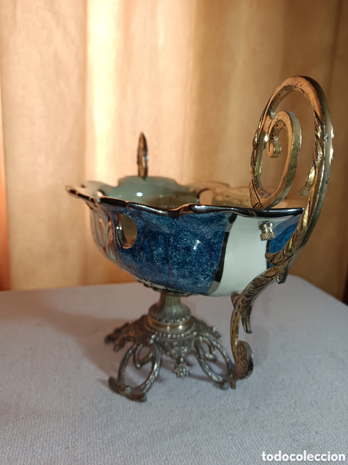 Antig&uuml;edades: antiguo centro de mesa en porcelana y bronce. - Foto 3