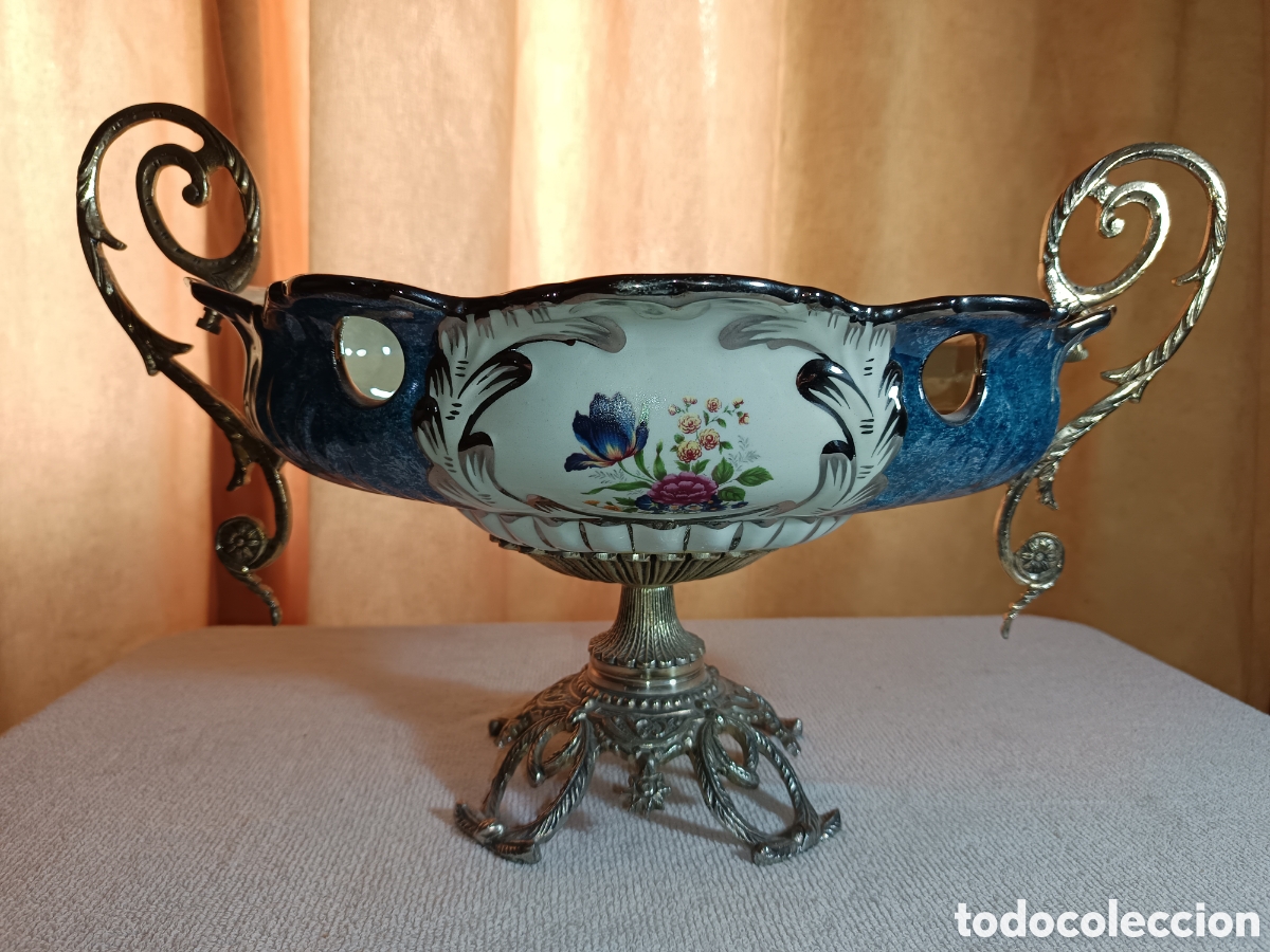 Antig&uuml;edades: antiguo centro de mesa en porcelana y bronce. - Foto 1