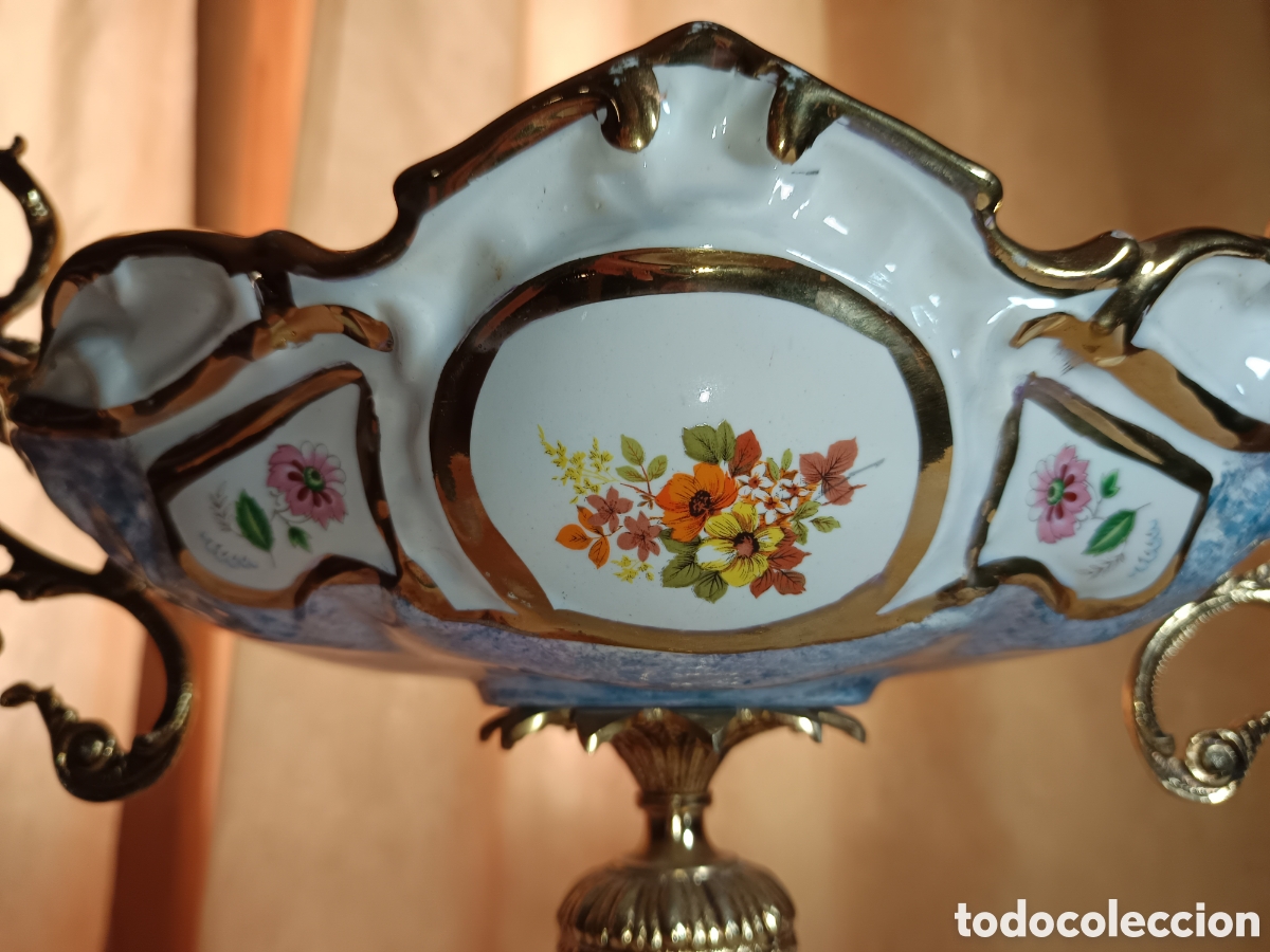 Antig&uuml;edades: Antiguo centro de mesa en porcelana y bronce. - Foto 2