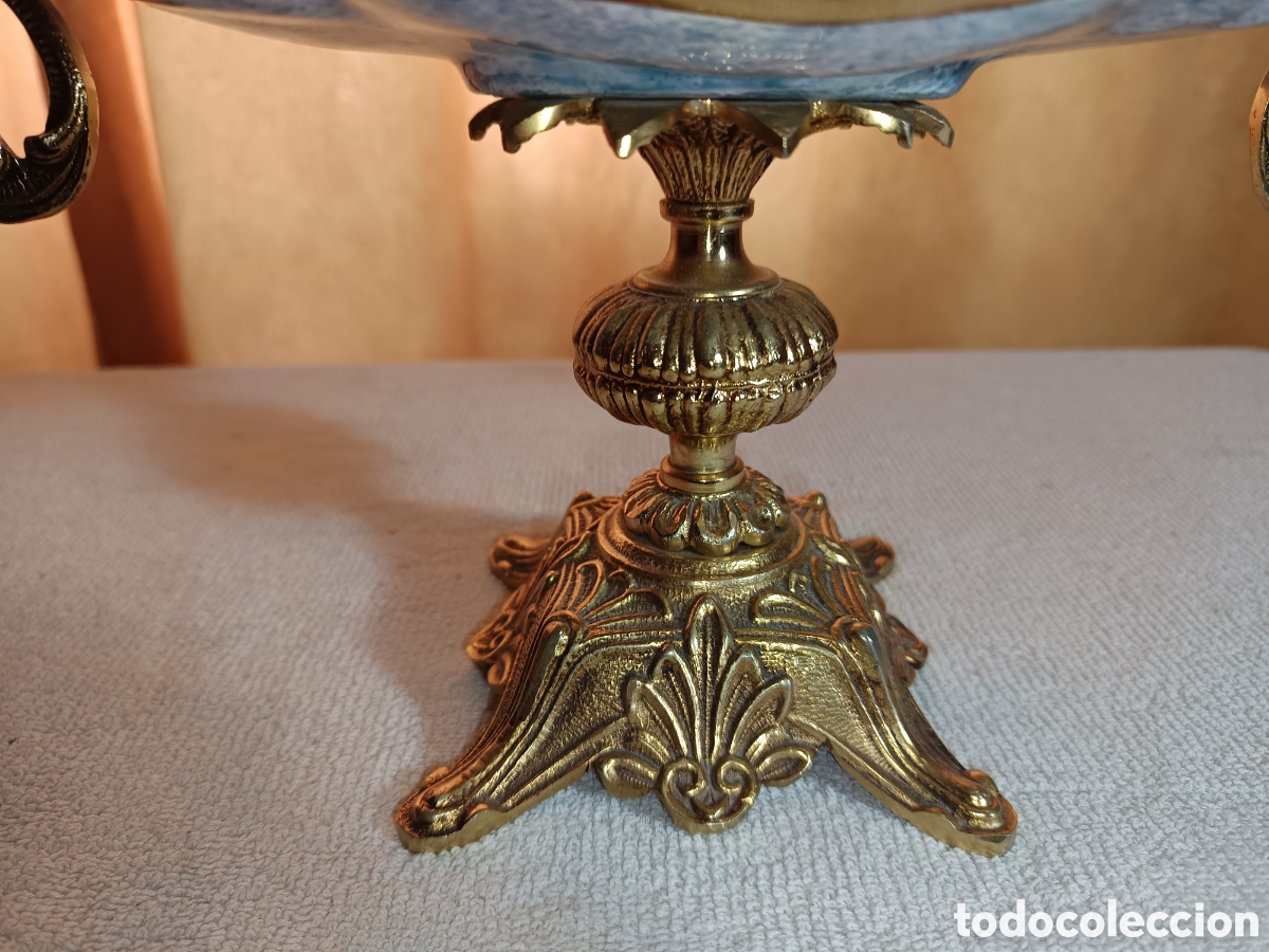 Antig&uuml;edades: Antiguo centro de mesa en porcelana y bronce. - Foto 3