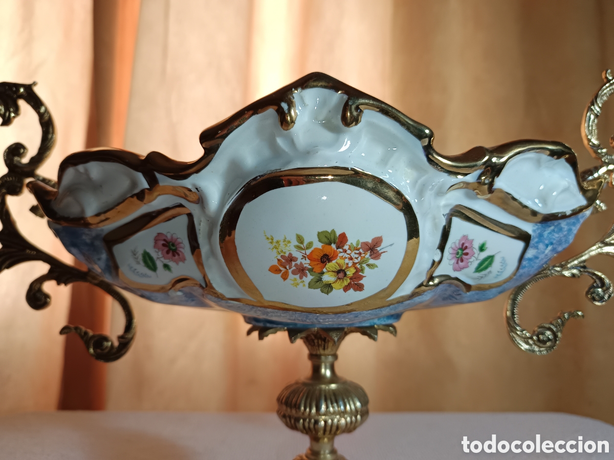 Antig&uuml;edades: Antiguo centro de mesa en porcelana y bronce. - Foto 6