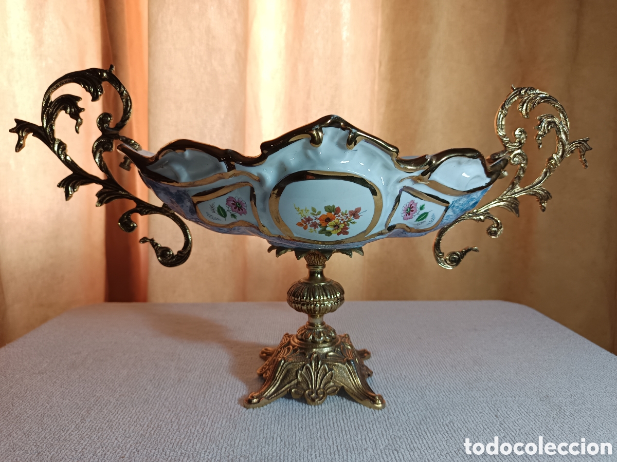 Antig&uuml;edades: Antiguo centro de mesa en porcelana y bronce. - Foto 1
