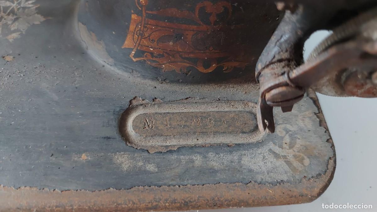 Antig&uuml;edades: M&aacute;quina de coser marca SINGER - Foto 6